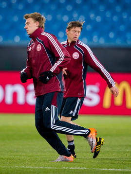 Nicklas Bendtner, Jon Dahl Thomason