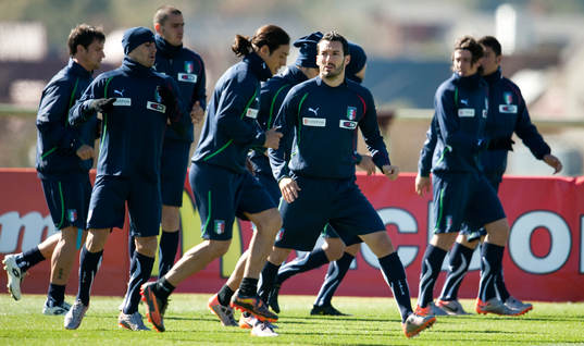 Gianluca Zambrotta och delar av laget joggar igång