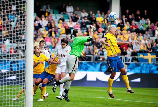 Caroline Seger, Sverige,  Jaroslava Lorencova, målvakt