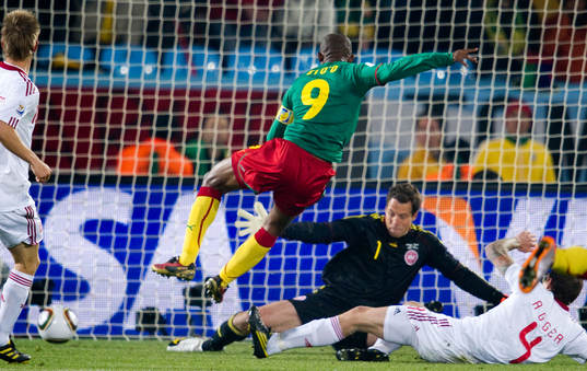 Samuel Eto'o, Kamerun gör mål på Thomas Sörensen,