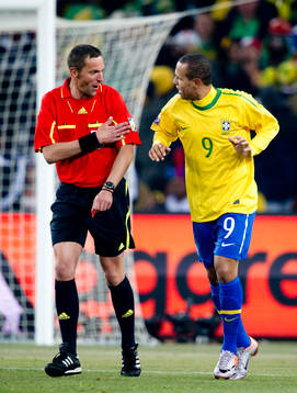 Domare frågar Luis Fabiano, Brasilien om han tog med handen