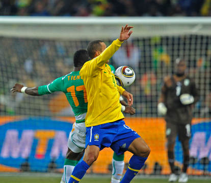 Luis Fabiano, Brasilien tar med handen precis innan 2-0
