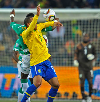 Luis Fabiano, Brasilien tar med handen precis innan 2-0