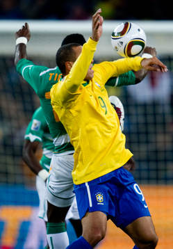 Luis Fabiano, Brasilien tar med handen innan han vänder