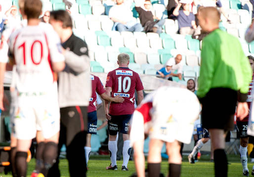 Mikael Thorstensson, Assyriska, får en smäll av Ken
