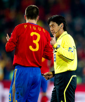 Yuich Nishimura, domare med Gerard Piqué, Spanien