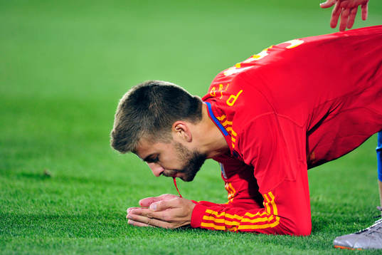 Gerard Pique, Spanien (skada, blod