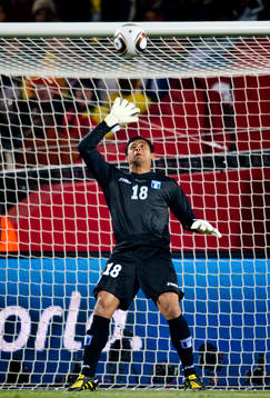 Noel Valladares, målvakt, Honduras ser bollen gå i mål
