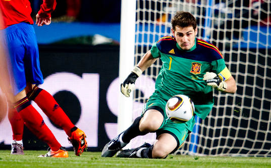 Iker Casillas, målvakt, Spanien, gör en missbedömning