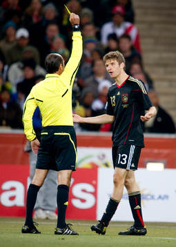 Thomas Müller, Tyskland får ett gult kort av domare