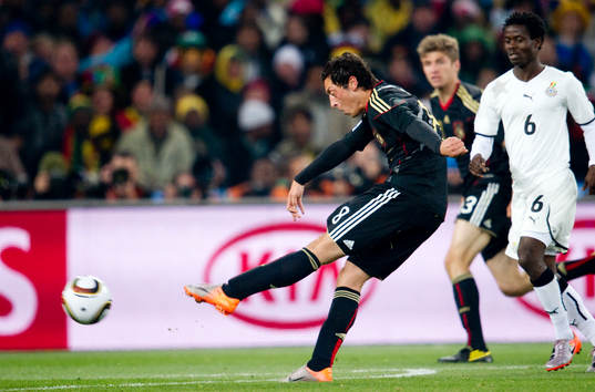 Mesut Özil, Tyskland skjuter in 1-0
