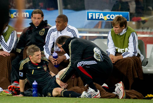 Bastian Schweinsteiger, Tyskland får behandling