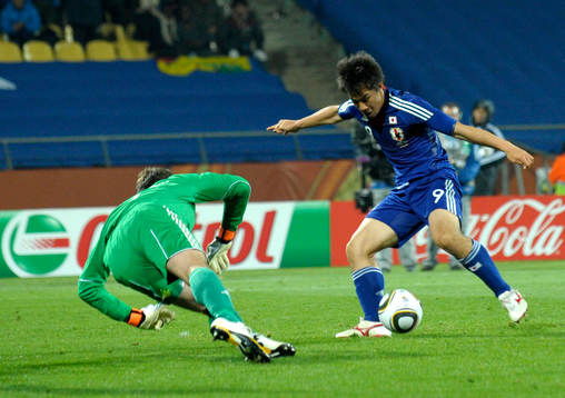Shinji Okazaki, Japan och Thomas Sörensen, målvakt,