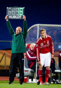 Martin Hansson, fjärdedomare byter in Sören Larsen,