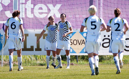 Manon Melis, Malmö, gör 0-1 och kramas om av Therese