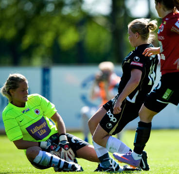 Sandra Wahldén, målvakt, Kristianstad, räddar framför