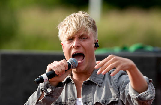 "Idol-Ola" sjöng