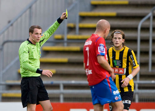 Erik Friberg, Häcken, får gult kort,  av  Andreas Ekberg,