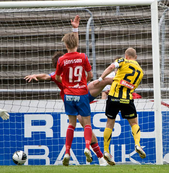 Jonas Henriksson, Häcken, nickar in bollen och vill ha det