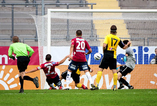 Björn Anklev gör 1-0 till Örgryte