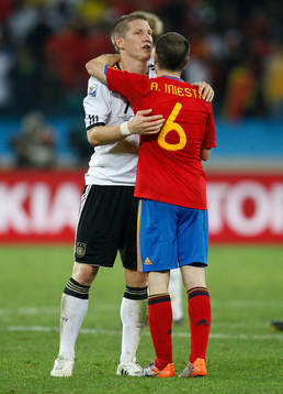 Andres Iniesta, Spanien kramar om  Bastian Schweinsteiger,