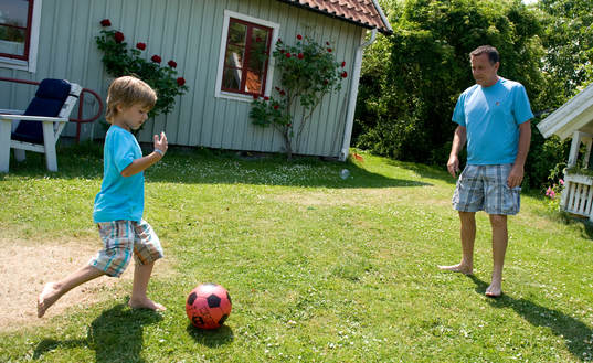 Mikael Pernfors och sonen Figge sparkar  fotboll hemma i