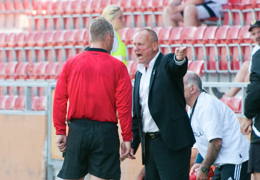 Sören Åkeby, tränare Sundsvall skäller på domaren