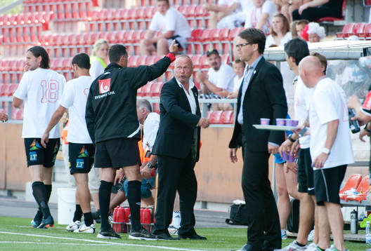 Sören Åkeby, tränare Sundsvall uppvisad på läktaren