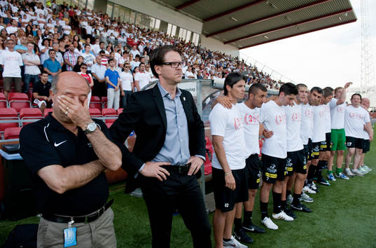 Rikard Norling, tränare Assyriska.  En tyst minut för