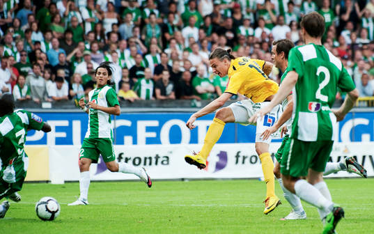 Erik Johansson, Falkenberg, skjuter mot mål