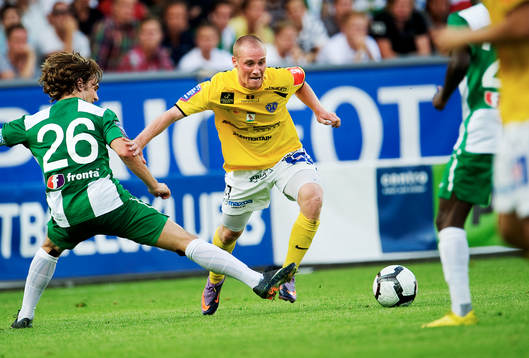 Christoffer Carlsson, Falkenberg, tar sig förbi Simon
