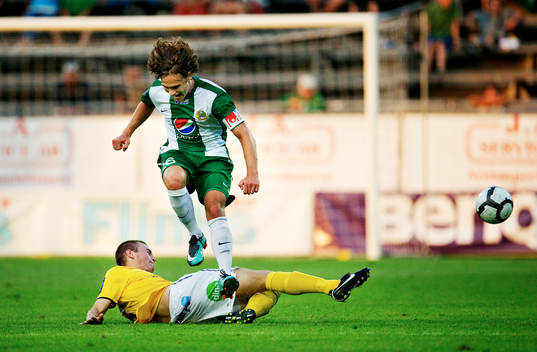 Simon Helg, Hammarby, stoppas av Kristoffer Englén,