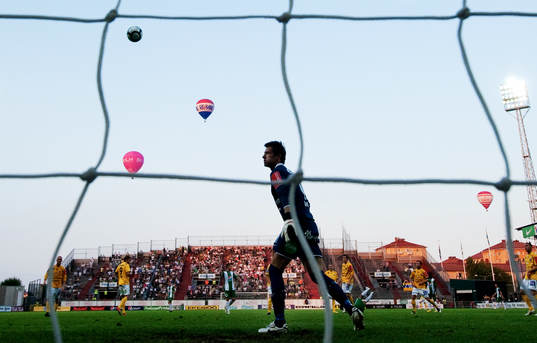 Ballonger passerar i luften ovanför planen