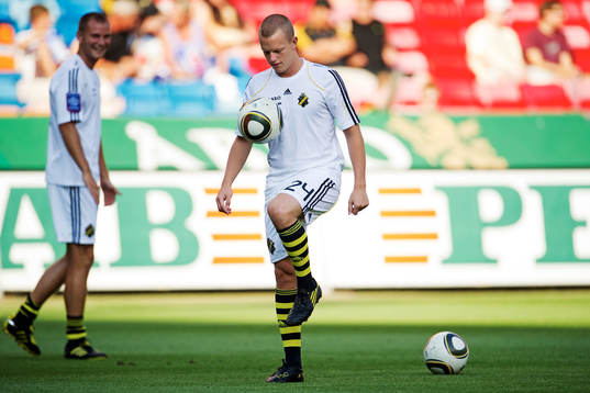 Daniel Gustavsson, AIK, värmer upp. Uppvärmning