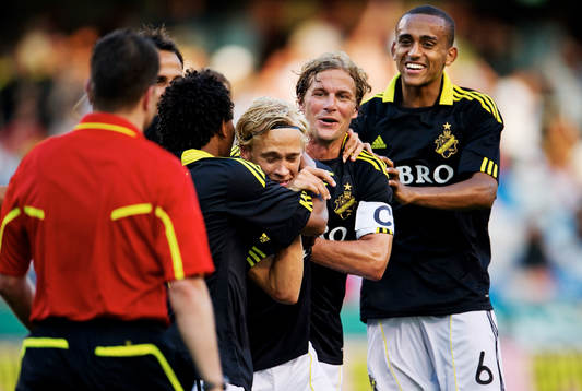 Pontus Engblom, AIK, gratuleras till sitt 1-0-mål