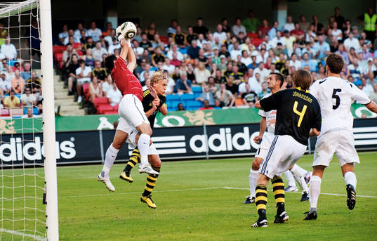 Marc Oberweis, målvakt, Jeunesse Esch, tar ner bollen