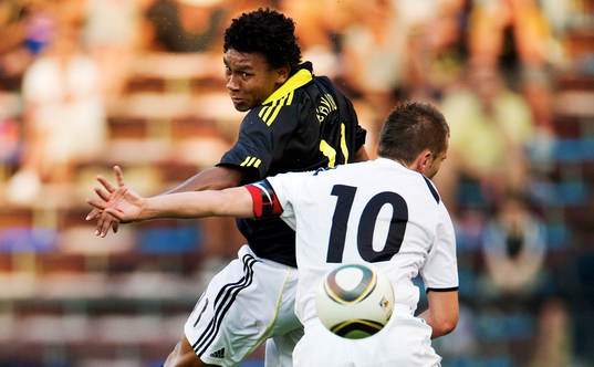 Antônio Flávio, AIK, vinner en luftduell mot René