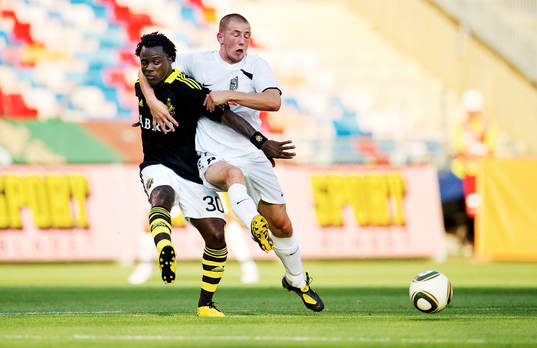 Dulee Johnson, AIK, och Gregory Servais, Jeunesse Esch, i