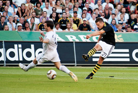 Admir Catovic, AIK, skjuter mot mål
