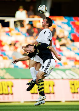 Goran Ljubojevic, AIK, förlorar en nickduell mot Adrien