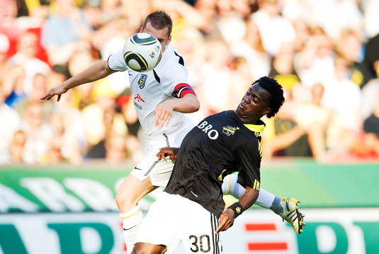Dulee Johnson, AIK, förlorar en luftduell
