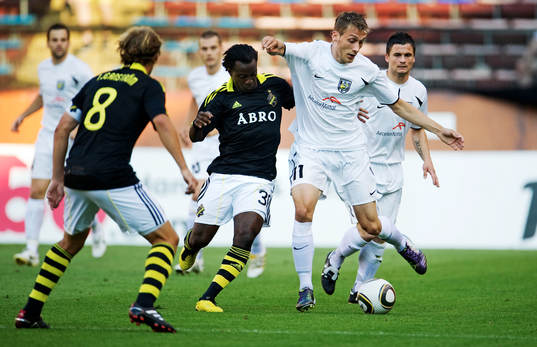 Dulee Johnson, AIK, kämpar mot Dan Collette, Jeunesse Esch