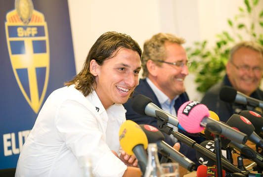 Zlatan Ibrahimovic, tackar åter ja till spel i det svenska