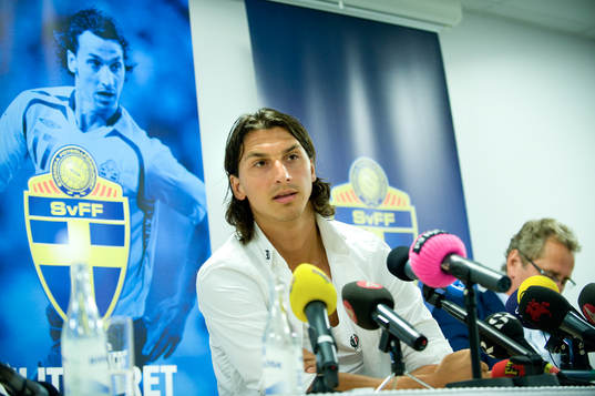 Zlatan Ibrahimovic, tackar åter ja till spel i det svenska
