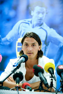 Zlatan Ibrahimovic, tackar åter ja till spel i det svenska