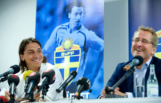 Zlatan Ibrahimovic, tackar åter ja till spel i det svenska