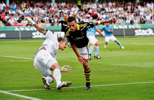 Adomir Catovic, AIK, krockar med Johan Dahlin, målvakt,