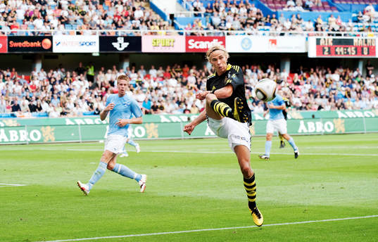 Pontus Engblom, AIK, tar ner bollen
