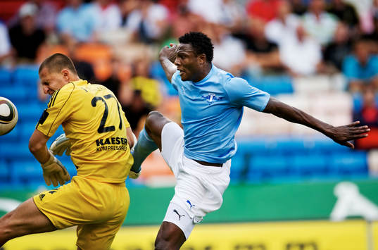 Edward Ofere, Malmö, hoppar upp och träffar Ivan Turina,