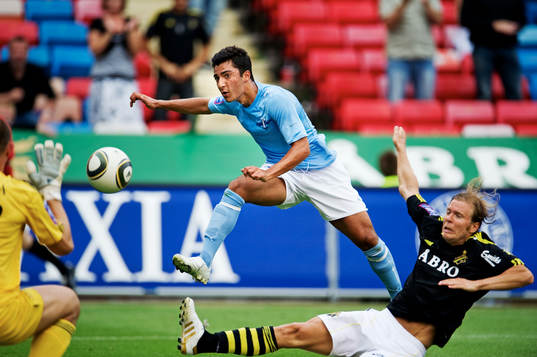 Agon Mehmeti, Malmö, skjuter mot mål